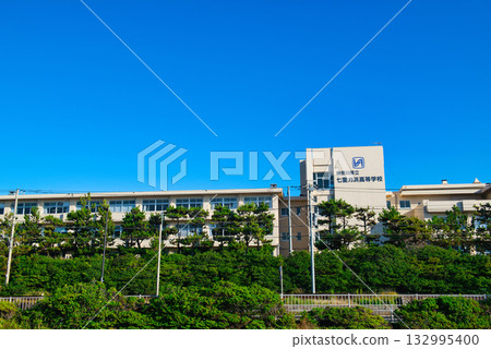 Kanagawa Prefectural Shichirigahama High School, located along the Enoshima Electric Railway line 132995400