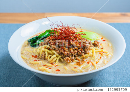 豆漿芝麻擔擔麵,擔擔麵配小白菜,盛於白碗中 豆漿芝麻擔擔麵,擔擔麵配小白菜,盛於白碗中 132995709