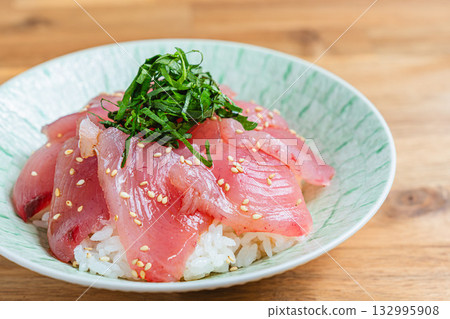 Tuna bowl 132995908
