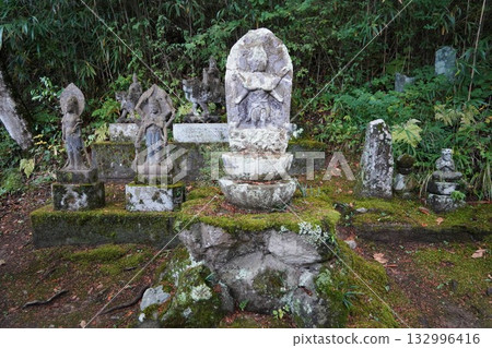 Scenery of Kamakura, Kitamuki Kannon, Jorakuji Temple, a special head temple of the Tendai sect, and the area around Bessho Onsen in Shinshu 132996416