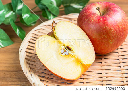 盛於竹籃中的蘋果（早熟富士蘋果） 132996600