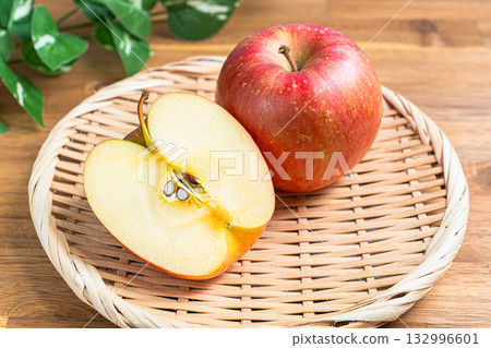 盛於竹籃中的蘋果（早熟富士蘋果） 132996601