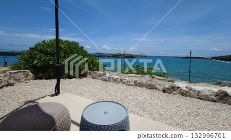 露台座位可俯瞰大海和蔚藍的海域。 132996701