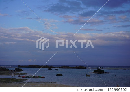 日落海景和寧靜的海灘景色 日落海景和寧靜的海灘景色 132996702