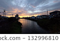 夕陽下的河流與城市景觀 132996810