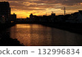 夕陽映照下，河流和城市輪廓清晰可見。 132996834
