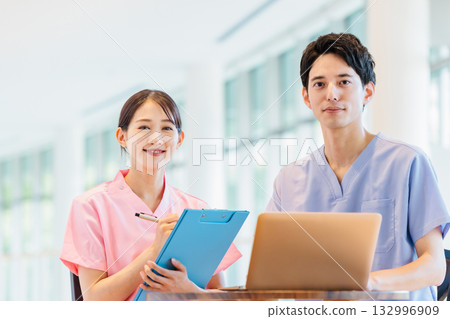 Male and female medical workers working in a hospital Male and female medical workers working in a hospital 132996909