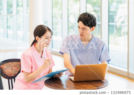在醫院工作的男性和女性醫務人員 132996975