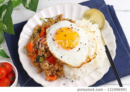 蓋飯上蓋著蛋 蓋飯上蓋著蛋 132996991
