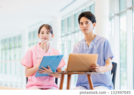 Male and female medical workers working in a hospital 132997085