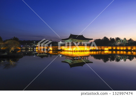 korean palace with reflection 132997474