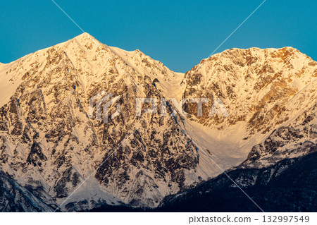 沐浴在晨光中的北阿爾卑斯山景色 沐浴在晨光中的北阿爾卑斯山景色 132997549