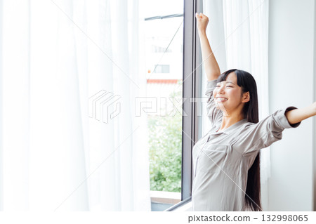 年輕女性的健康生活方式：清晨醒來，神清氣爽 132998065