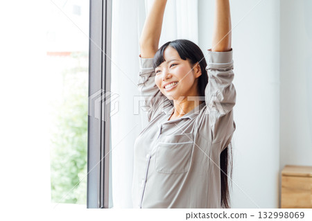 The well-being-conscious lifestyle of a young woman: A refreshing morning awakening 132998069