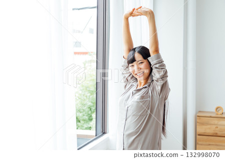 The well-being-conscious lifestyle of a young woman: A refreshing morning awakening 132998070