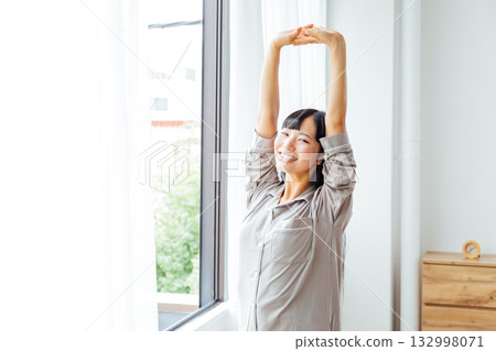 The well-being-conscious lifestyle of a young woman: A refreshing morning awakening 132998071