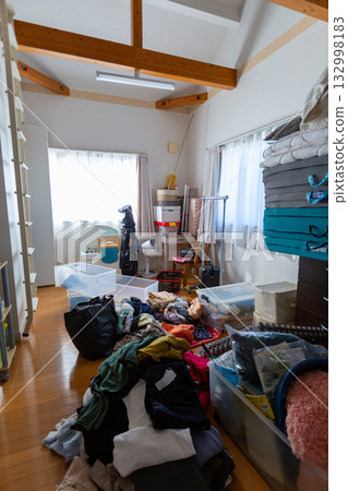 Decluttering, changing clothes, tidying up 132998183