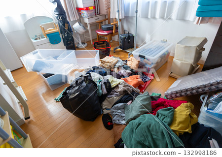 Decluttering, changing clothes, tidying up 132998186