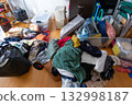 Decluttering, changing clothes, tidying up 132998187