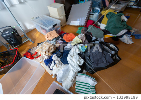 Decluttering, changing clothes, tidying up Decluttering, changing clothes, tidying up 132998189