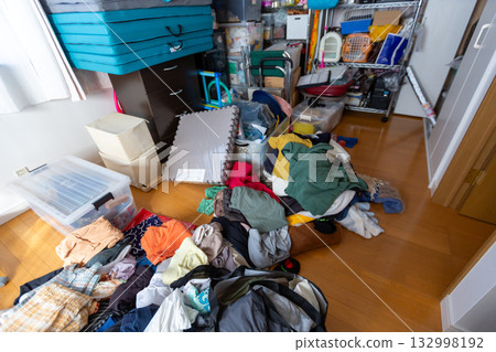 Decluttering, changing clothes, tidying up 132998192