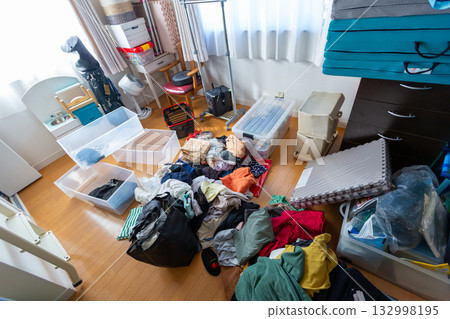 Decluttering, changing clothes, tidying up Decluttering, changing clothes, tidying up 132998195