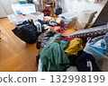 Decluttering, changing clothes, tidying up 132998199