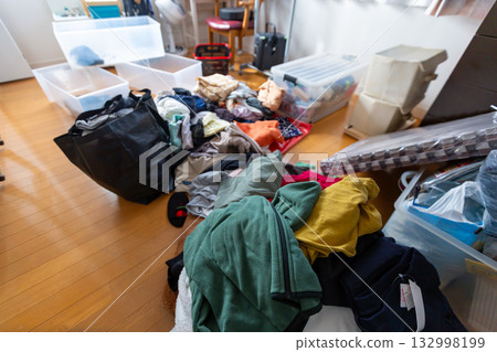 Decluttering, changing clothes, tidying up 132998199