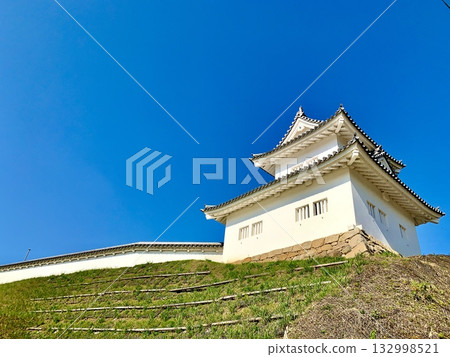 Looking up at the East Corner Tower of Okazaki Castle, shining against the clear blue autumn sky (Okazaki Castle Park, Okazaki City, Aichi Prefecture) Looking up at the East Corner Tower of Okazaki Castle, shining against the clear blue autumn sky (Okazaki Castle Park, Okazaki City, Aichi Prefecture) 132998521