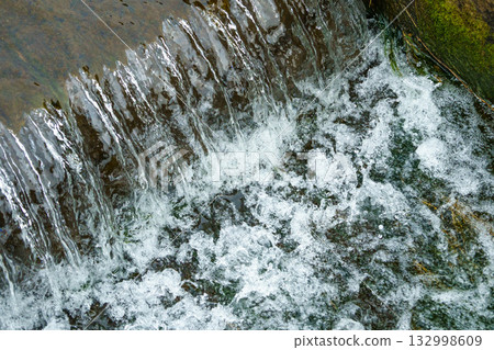 湍急的水流，飛濺 132998609