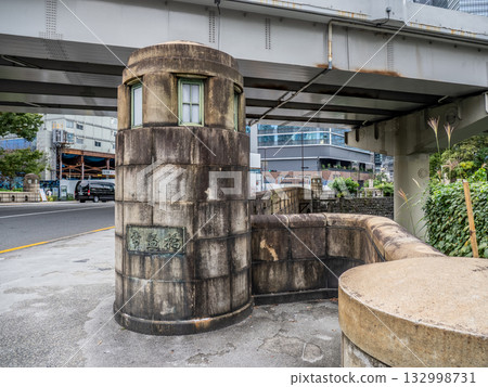 橫跨日本橋川的「常盤橋」的主柱和銘牌 132998731