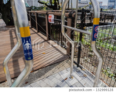 僅供輪椅通行的閘門，禁止自行車進入。 132999128