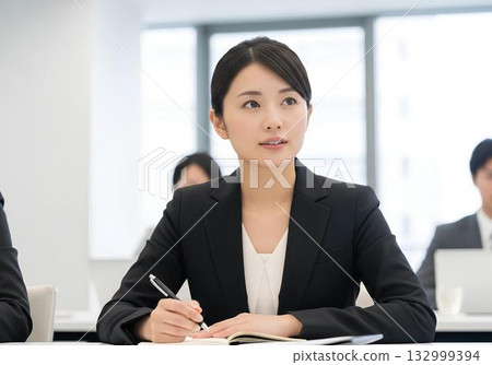 一位認真參加研討會的女士 一位認真參加研討會的女士 132999394