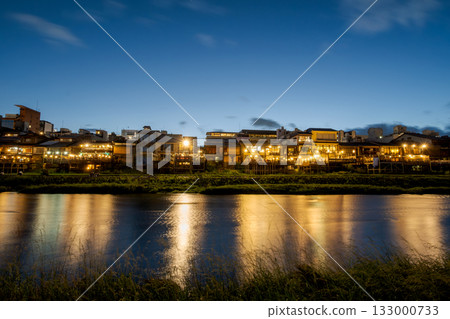 日本京都燈火輝煌的街道。京都鴨川夜景，四條大橋附近。 133000733