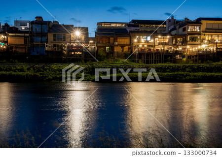 日本京都燈火輝煌的街道。京都鴨川夜景，四條大橋附近。 133000734