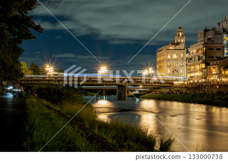 日本京都燈火輝煌的街道。京都鴨川夜景,四條大橋附近。 日本京都燈火輝煌的街道。京都鴨川夜景,四條大橋附近。 133000738