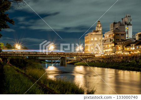 日本京都燈火輝煌的街道。京都鴨川夜景，四條大橋附近。 133000740