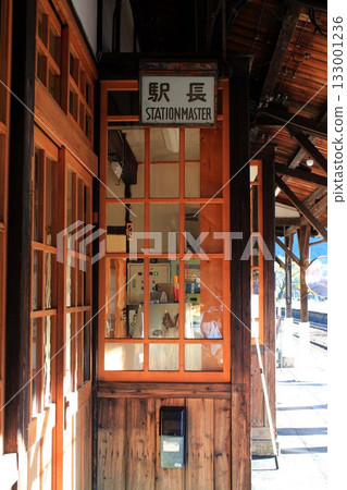 充滿昭和時代復古氣息的郡上八幡站月台和站長室 133001236