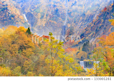 秋葉繁茂之時，聖名瀑佈景色最迷人。 133001281