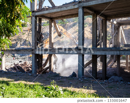 building is dismantling with demolition excavator 133001647