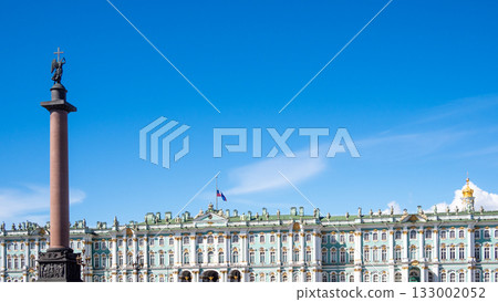 Alexander Column and Winter Palace with flag Alexander Column and Winter Palace with flag 133002052