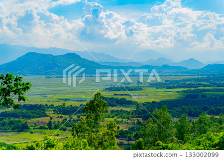 The foot of the hills. 133002099