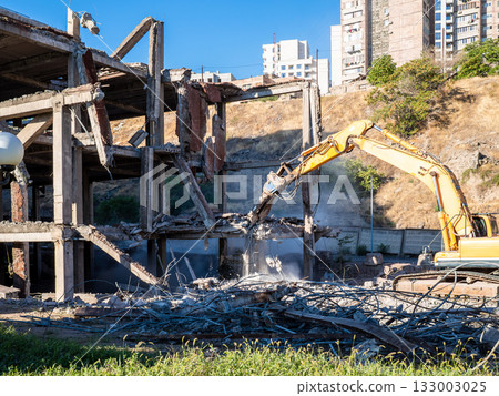 hydraulic demolition excavator breaks building 133003025