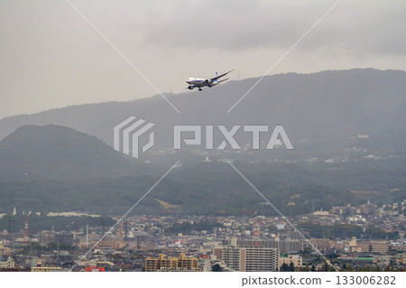陰雲密佈的天空 | 盤旋的客機 陰雲密佈的天空 | 盤旋的客機 133006282
