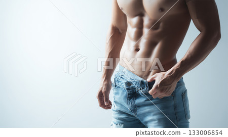 一名日本男子隨意在白色背景前露出腹部 一名日本男子隨意在白色背景前露出腹部 133006854