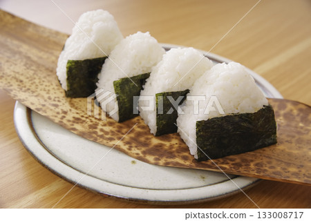 Rice balls wrapped in bamboo skin 133008717