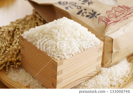 Rice, Japan's staple food, and rice ears, an image of the autumn harvest Rice, Japan's staple food, and rice ears, an image of the autumn harvest 133008748
