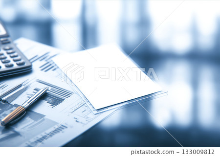 藍色商務辦公桌背景，簡潔的辦公用品，包括計算器和文件。 133009812