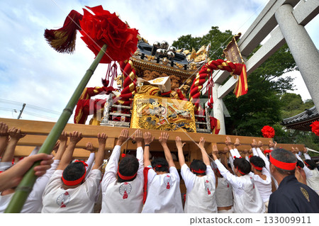 Autumn Festival in Himeji, Banshu, Eiga Shrine, food stalls entering the shrine Autumn Festival in Himeji, Banshu, Eiga Shrine, food stalls entering the shrine 133009911