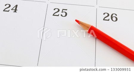 日曆和紅鉛筆 發薪日 商業圖片 2:1 日曆和紅鉛筆 發薪日 商業圖片 2:1 133009931